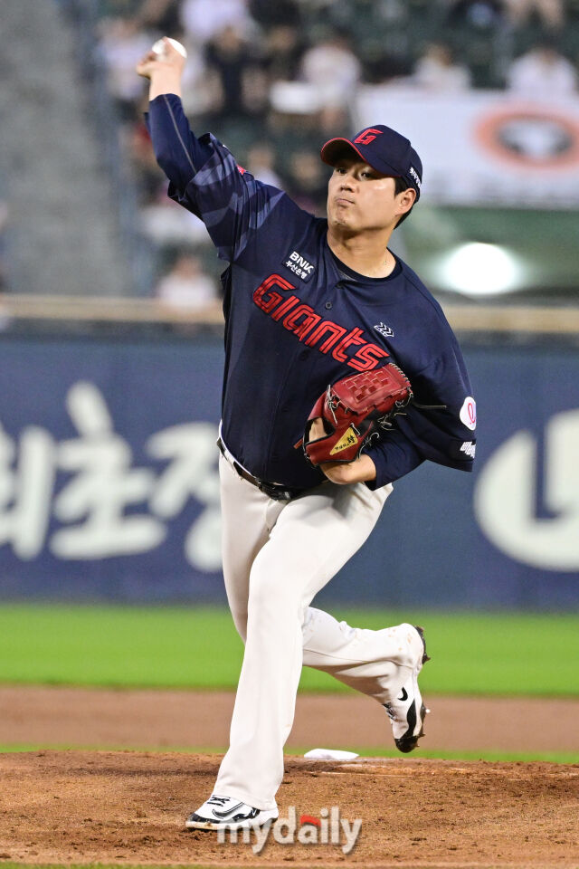 2일 서울 잠실야구장에서 열린 '2026 신한 SOL KBO리그' 롯데 자이언츠와 두산 베어스 경기. 롯데 선발투수 나균안이 힘차게 투구하고 있다./마이데일리