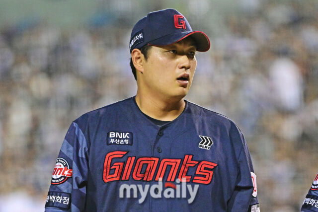 2일 서울 잠실야구장에서 열린 '2026 신한 SOL KBO리그' 롯데 자이언츠와 두산 베어스 경기. 롯데 선발투수 나균안이 수비를 마치고 더그아웃으로 향하고 있다./마이데일리