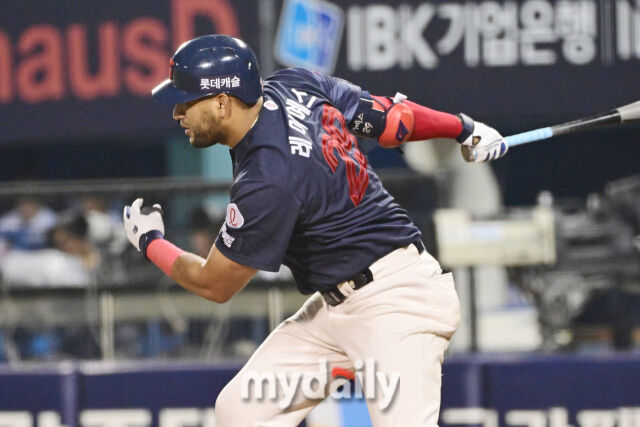 2일 서울 잠실야구장에서 열린 '2026 신한 SOL KBO리그' 롯데 자이언츠와 두산 베어스 경기. 롯데 레이예스가 4회초 1사에 안타를 치고 있다./한혁승 기자