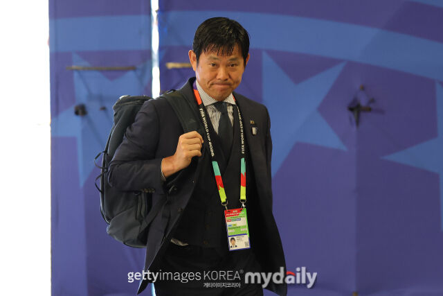 일본 대표팀의 모리야스 감독이 북중미월드컵 32강 브라질전을 앞두고 미국 휴스턴스타디움에 입장하고 있다./게티이미지코리아