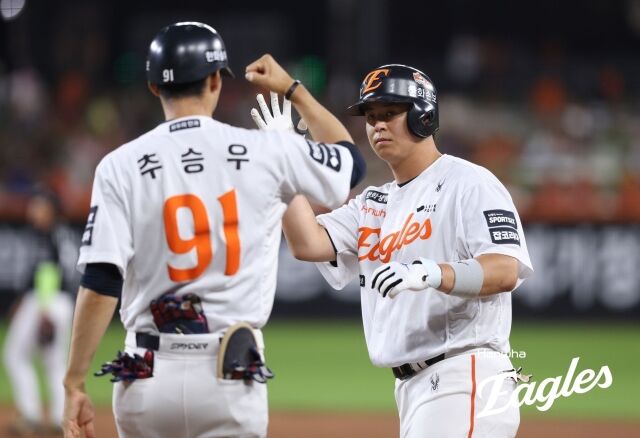 한화 노시환이 2일 대전 KT전에서 안타를 치고 세리머니를 하고 있다./한화 이글스 제공