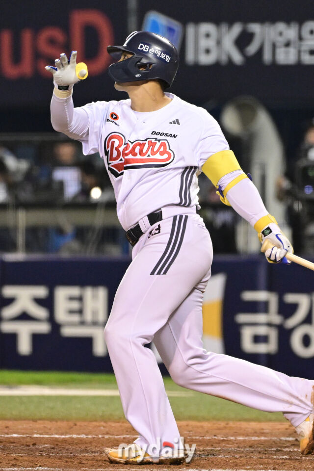 2일 서울 잠실야구장에서 열린 '2026 신한 SOL KBO리그' 롯데 자이언츠와 두산 베어스 경기. 두산 강승호가 5회말 1사 2루에 선제 투런포를 치고 있다./한혁승 기자