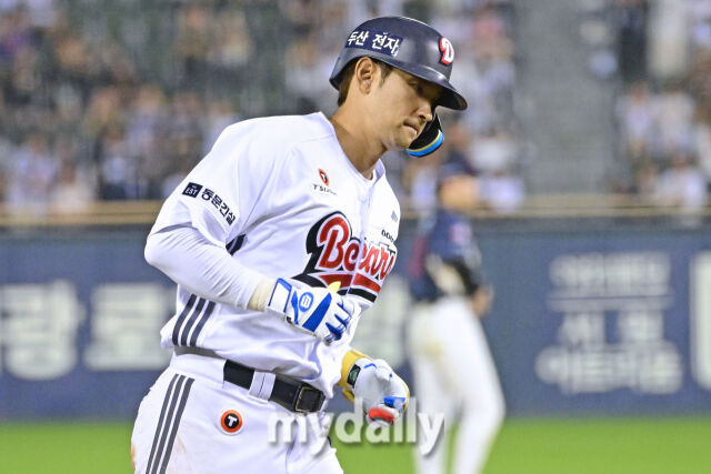 2일 서울 잠실야구장에서 열린 '2026 신한 SOL KBO리그' 롯데 자이언츠와 두산 베어스 경기. 두산 강승호가 5회말 1사 2루에 선제 투런포를 친 후 그라운드를 뛰고 있다./한혁승 기자