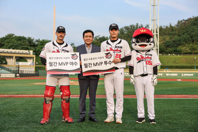 울산웨일즈 6월 MVP로 선정된 알렉스 홀(왼쪽)과 김준우./울산웨일즈 제공