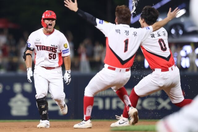KIA 타이거즈 박상준이 2일 광주 KIA챔피언스필드에서 열린 SSG 랜더스와의 홈 경기서 끝내기안타를 치고 동료들과 포효하고 있다./KIA 타이거즈 제공