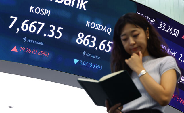 3일 오전 서울 중구 하나은행 딜링룸에 지수가 표시돼 있다. /뉴시스
