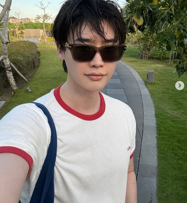 이종석은 3일, 자신의 SNS에 특별한 멘트 없이 휴가 중 여유로운 사진을 업로드해 전 세계 팬들의 이목을 집중시켰다./이종석 소셜미디어