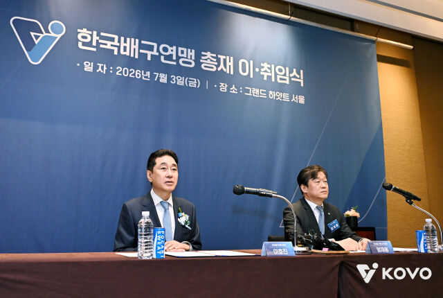 이호진 한국배구연맹 신임 총재와 엄재용 사무총장이 3일 그랜드하얏트서울에서 열린 한국배구연맹 총재 취임식 기자회견에 참석하고 있다./KOVO 제공