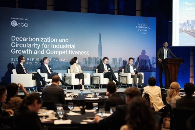 지난달 29일 서울 중구 웨스틴조선 호텔에서 열린 세계경제포럼(WEF) 산업경쟁력을 위한 탈탄소·순환성 포럼 '국가경쟁력을 견인하는 산업 클러스터' 세션에 김구회 고려아연 ESG경영팀 담당(패널 좌석 왼쪽 네번째)이 패널로 참석했다. /고려아연