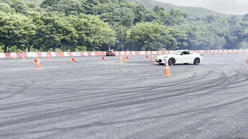 짐카나 코스를 주행 중인 프리우스 플러그인 하이브리드(PHEV). /심지원 기자