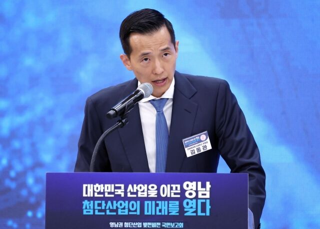 김동관 한화그룹 부회장이 3일 경남 진주에서 열린 영남권 첨단산업 발전비전 국민보고회에서 투자계획을 발표하고 있다. /뉴시스