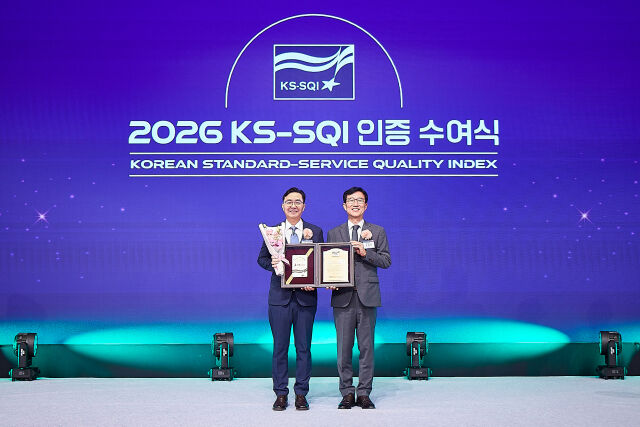 최찬호 HD현대오일뱅크 영업지원부문장(왼쪽)이 한국표준협회가 주관하는 2026년 한국서비스품질지수(KS-SQI) 조사에서 12년 연속 주유소 부문 1위를 수상하며 기념 사진을 촬영하고 있다. /HD현대오일뱅크