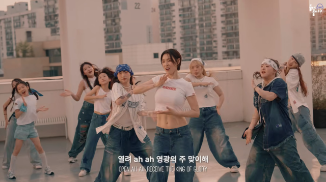 가희가 CCM(현대기독교음악)에 K팝 스타일의 퍼포먼스를 접목한 가운데, 이를 둘러싼 온라인 반응이 엇갈리고 있다. / 기독교 콘텐츠 채널 '들어볼까'