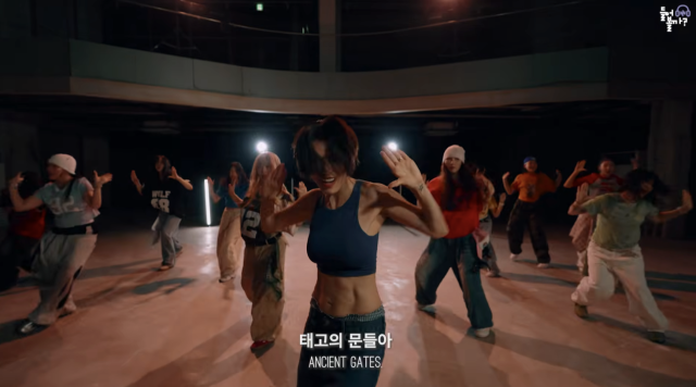 가희가 CCM(현대기독교음악)에 K팝 스타일의 퍼포먼스를 접목한 가운데, 이를 둘러싼 온라인 반응이 엇갈리고 있다. / 기독교 콘텐츠 채널 '들어볼까'