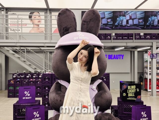 3일 팩토리성수점 포토콜 행사에서 오프뷰티 모델 신예은이 브랜드 캐릭터 토끼 앞에서 포즈를 취하고 있다. /방금숙 기자