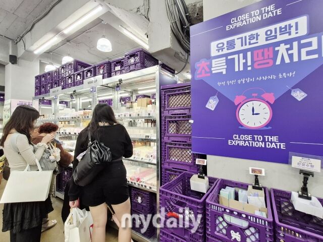 오프뷰티 1호점 광장시장점 내부. 외국인 고객들이 화장품을 쇼핑하고 있다. /방금숙 기자