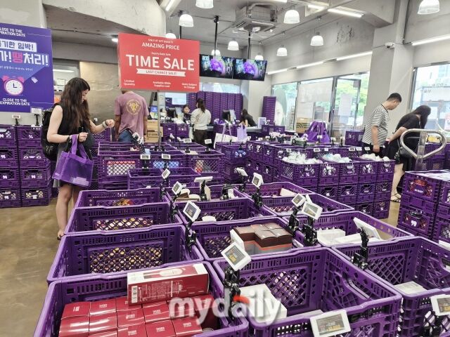 오프뷰티 1호점 광장시장점 내부. 보라색 플라스틱 크레이트(상자)를 활용한 창고형 진열 방식을 선보이고 있다. /방금숙 기자