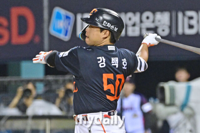 3일 서울 잠실야구장에서 열린 '2026 신한 SOL KBO리그' 한화 이글스와 LG 트윈스 경기. 한화 강백호가 8회초 1사 1-3루에 희생플라이로 1타점을 올렸다./잠실=한혁승 기자 hanfoto@mydaily.co.kr