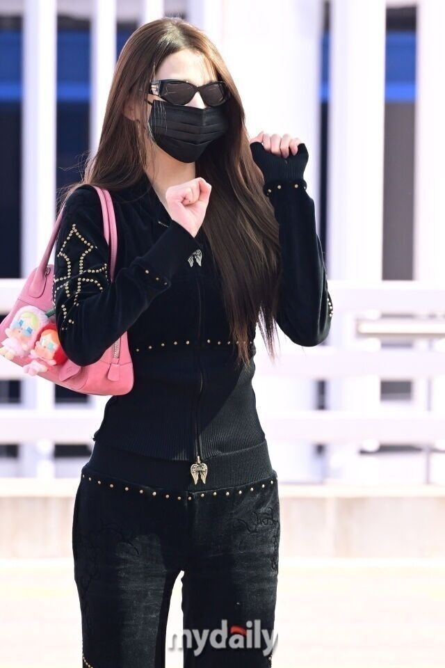 모자를 벗고 마스크를 쓴 그룹 아이브 멤버 장원영 / 마이데일리