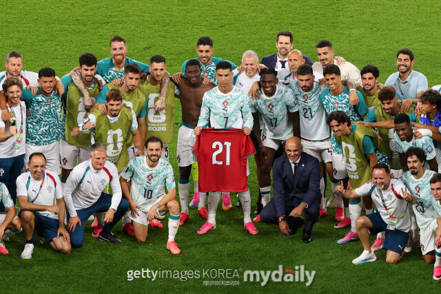 포르투갈 축구 대표팀이 3일(한국시각) 캐나다 온타리오주 토론토의 토론토 스타디움에서 열린 2026 국제축구연맹(FIFA) 북중미 월드컵 32강 크로아티아와의 맞대결에서 2-1로 승리한 뒤 기념 촬영하고 있다. 호날두(가운데)는 조타의 유니폼을 들고 있다. /게티이미지코리아