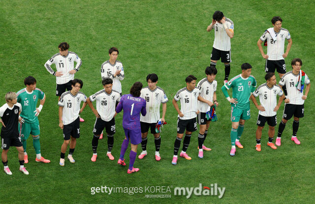 일본 선수들이 6월 30일 브라질에 진 뒤 팬들에게 인사하고 있다. /게티이미지코리아