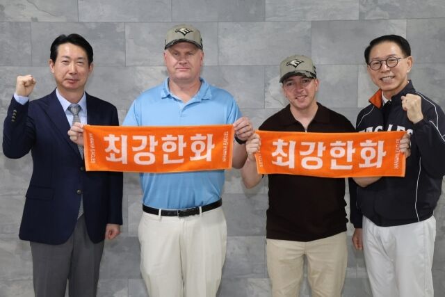 한화 이글스는 한화에어로스페이스와 함께 주한미군 장병과 가족을 야구장으로 초청하는 행사를 지난 3일 진행했다. 박종태 한화 구단 대표이사(오른쪽부터) 메디나 애리얼 미 육군 2사단 중령, 애런 헤익 준장, 문지훈 한화에어로스페이스 부사장이 함께 기념촬영하고 있다./한화 이글스 제공