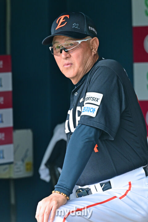 김경문 끝내 &lsquo;준우승 감독&rsquo; 꼬리표 못 뗐다&hellip;이제 70대, KBO 복귀 가능성 낮다, 최고의 유산은 &lsquo;베이징 金&rsquo;