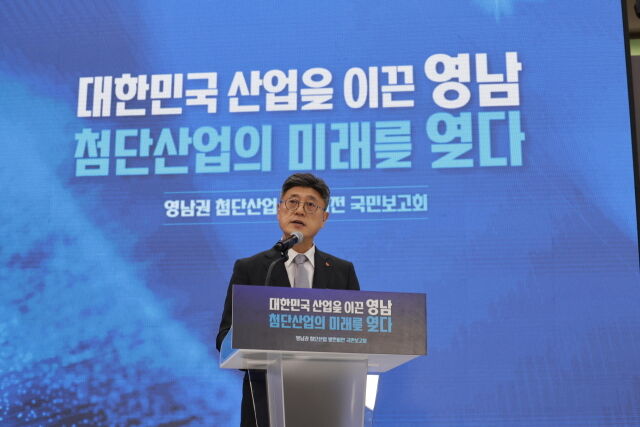 정재헌 SKT CEO가 3일 오후 경남 진주 경상대에서 진행된 ‘영남권 첨단산업 육성전략 국민보고회’에서 AI 데이터센터 투자 계획을 발표하고 있다. /SKT