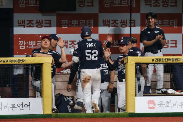 박준순(가운데)이 7월 4일 고척 스카이돔에서 열린 키움 히어로즈전 더그아웃에 들어가고 있다./두산 베어스 제공