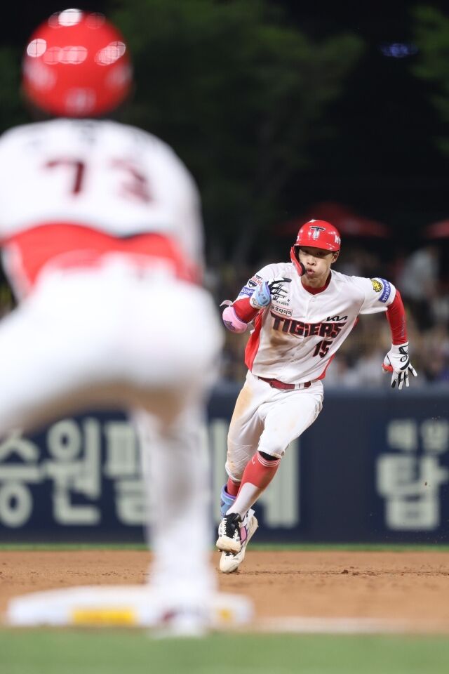 KIA 타이거즈 박재현이 4일 광주 KIA챔피언스필드에서 열린 NC 다이노스와의 홈 경기서 고영민 코치의 시그널을 보고 2루에서 3루로 뛰어오고 있다./KIA 타이거즈 제공