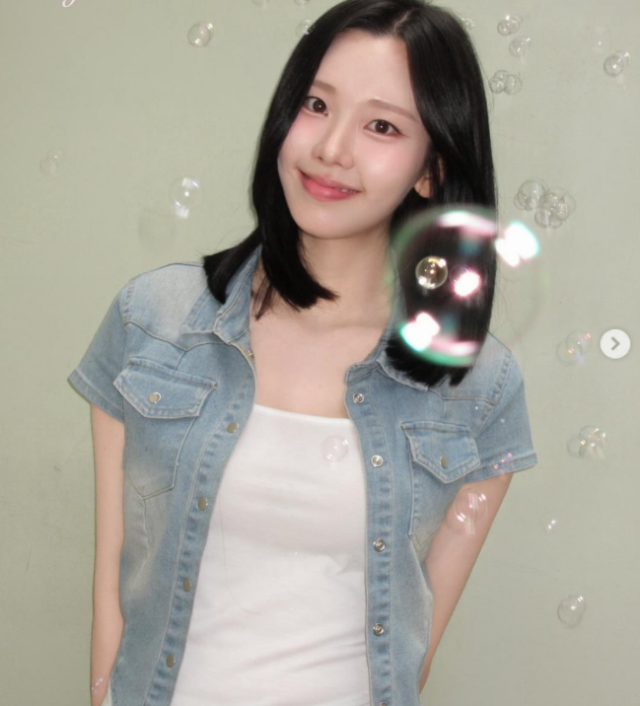 나윤은 최근 자신의 SNS에 "내가 제일 좋아하는 여름"이라는 글과 함께 여름날의 풋풋한 감성이 물씬 풍기는 사진 여러 장을 게재했다./나윤 소셜미디어
