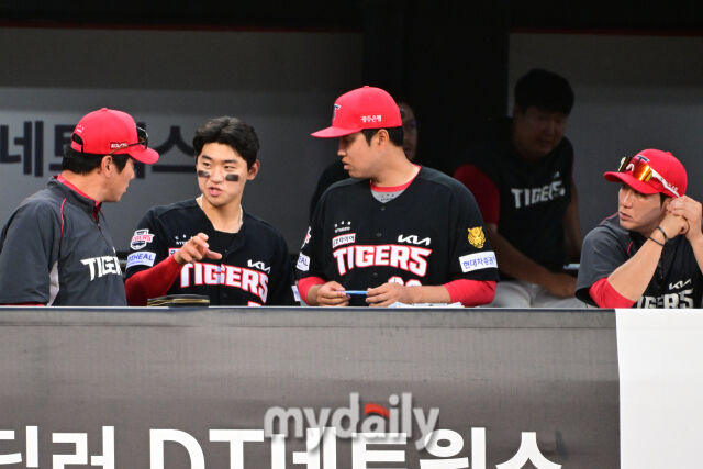 김도영이 더그아웃에서 김주찬 코치(왼쪽)와 조승범 코치에게 손동현의 투구에 대해 이야기 하고 있다.