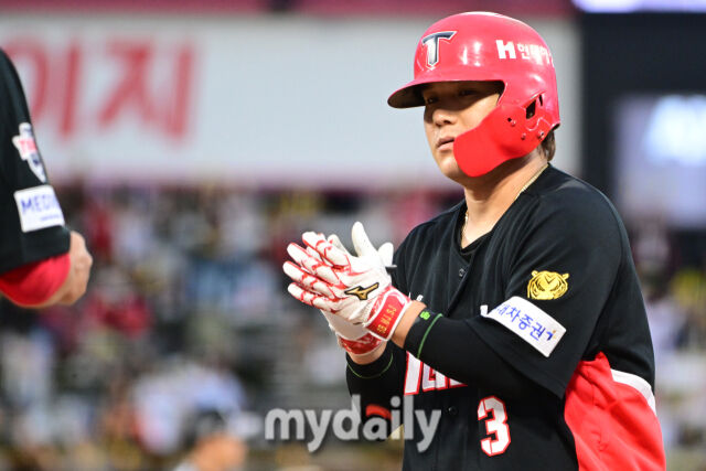 달아나는 적시타를 기아 김선빈이 박수를 치며 기뻐하고 있다.