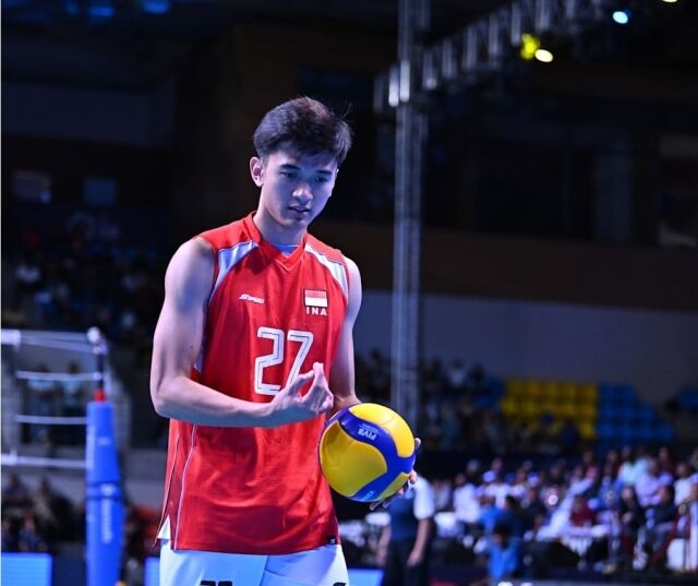 인도네시아남자배구대표팀 주전 세터 알핀 다니엘 프라타마가 지난 6월 28일 열린 2026 AVC컵대회 한국과 결승전 도중 서브를 넣기 위해 준비하고 있다./아시아배구연맹(AVC) 제공
