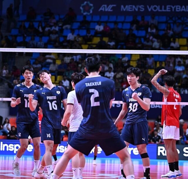 한국남자배구대표팀 주전 세터 황택의(2번)가 지난 6월 28일 열린 2026 AVC컵대회 인도네시아와 결승전 도중 팀 공격이 성공한 뒤 동료들과 함께 기뻐하고 있다./아시아배구연맹(AVC) 제공