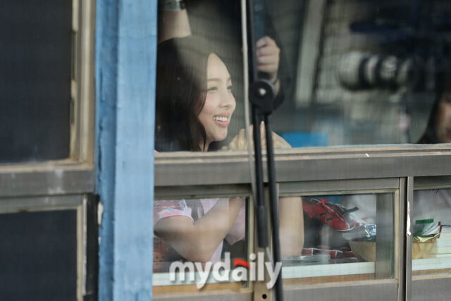 ▲ 그라운드가 보이는 대기실에서 시구를 기다리고 있다.