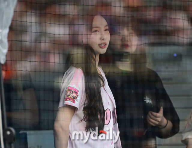 ▲ 그라운드를 바라보던 나연.