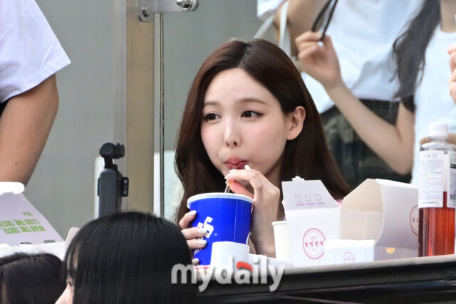 ▲ 시구는 끝났지만 응원이 남았죠. 야구장은 역시 치맥