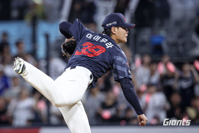 롯데 자이언츠 투수 이이무라 쇼타가 4일 열린 KT 위즈와 원정 경기에 마운드 위로 올라가 공을 던지고 있다./롯데 자이언츠 제공