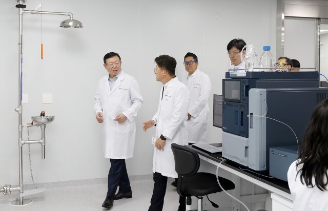 신동빈 롯데 회장이 3일 인천 연수구에 위치한 롯데바이오로직스 송도 캠퍼스 1공장을 찾아 현장경영을 펼쳤다. 신 회장(왼쪽 첫번째)이 공장 내 연구시설을 둘러보며 생산 공정에 대한 설명을 듣고 있다. /롯데지주