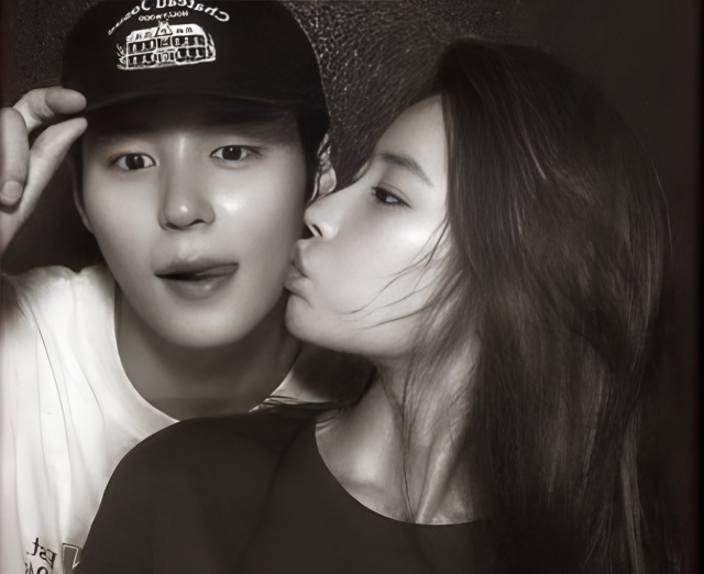 편안한 캐주얼 의상을 입은 기희현과 이상윤이 어깨동무와 백허그, 볼 뽀뽀 등 과감하고 다채로운 포즈를 취하며 서로를 향한 깊은 애정을 가감 없이 드러냈다. /기희현 소셜미디어