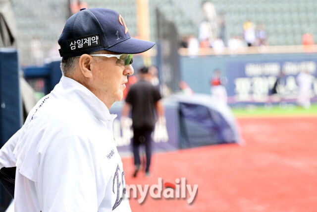 5일 오후 서울 잠실야구장에서 진행된 '2026 신한 SOL KBO 리그' 한화 이글스-LG 트윈스의 경기. 한화 김경문 감독이 선수들의 훈련을 지켜보고 있다./마이데일리