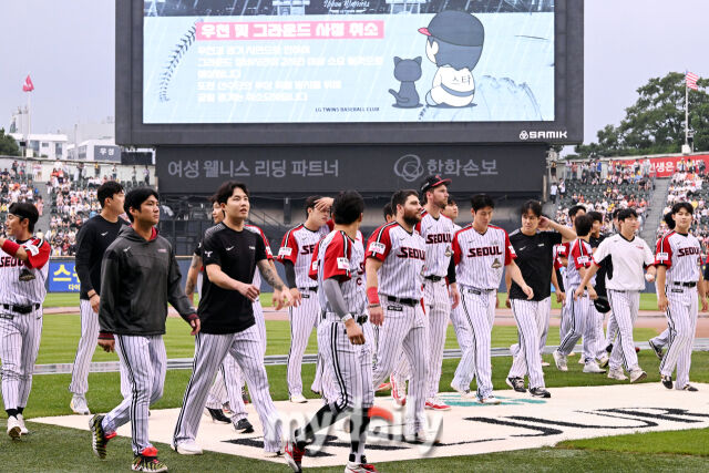  경기가 취소되자 LG 선수들이 팬들에게 인사를 하고 있다.