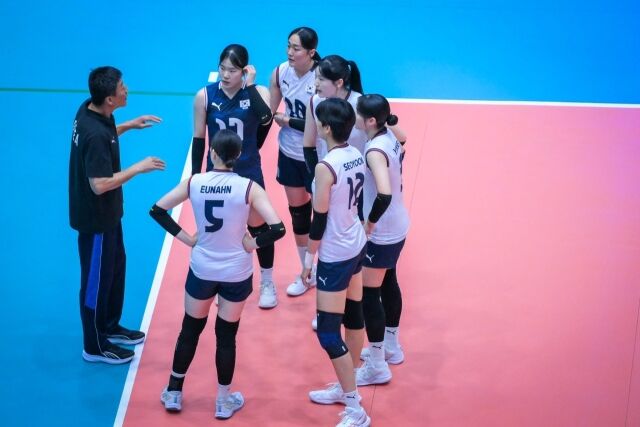 김기중 감독이 이끄는 한국 U18 여자배구 대표팀이 5일 태국에서 열린 2026 아시아배구연맹(AVC) U18 아시아선수권 8강전에서 작전타임을 갖고 있다./AVC 제공