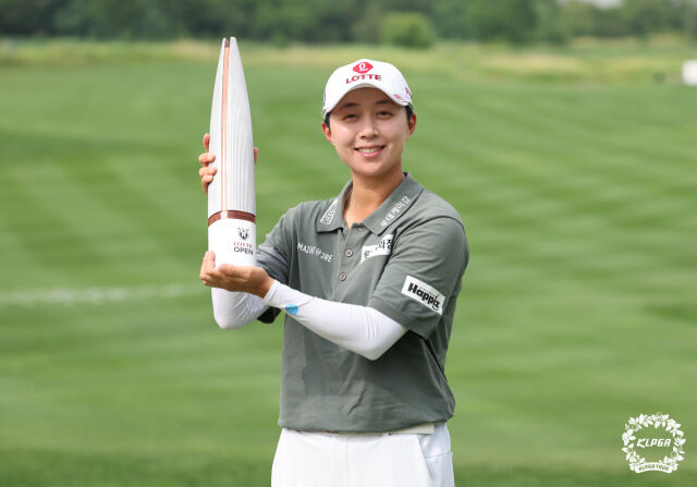 김효주가 롯데오픈 우승 트로피를 들고 포즈를 취하고 있다./KLPGA