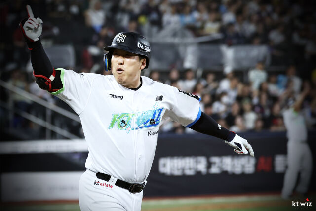 KT 위즈 김현수는 5일 열린 롯데 자이언츠와 홈 경기 8회말 2-2 균형을 깨뜨리는 2점 홈런을 쏘아올린 뒤 더그아웃을 향해 세리머니하고 있다./KT 위즈 제공