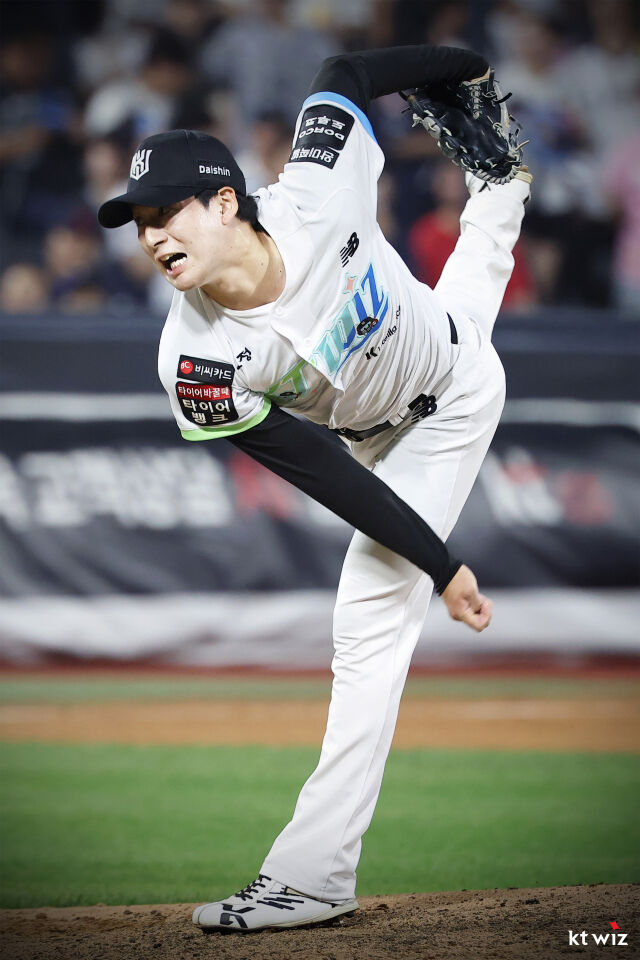 KT 위즈 투수 스기모토가 5일 열린 롯데 자이언츠와 홈 경기에서 소속팀 세 번째 투수로 등판해 역투하고 있다./KT 위즈 제공