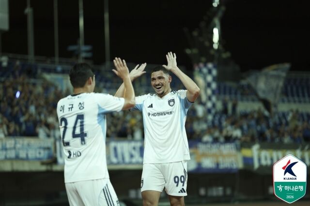 울산 HD가 5일 광주월드컵경기장에서 열린 광주FC와의 정규리그 16라운드 원정 경기에서 1-1로 비겼다. 선제골을 넣은 울산 야고(오른쪽)./프로축구연맹 제공