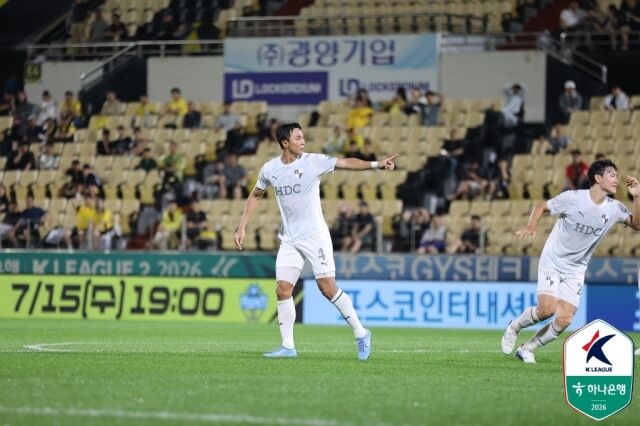 부산 아이파크는 5일 광양전용축구경기장에서 열린 전남 드래곤즈와의 '하나은행 K리그2 2026' 16라운드 원정 경기에서 3-3으로 비겼다. 득점한 뒤 세레머니를 하고 있는 부산 김진혁./프로축구연맹 제공 