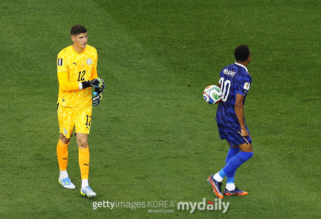 올란도 힐(왼쪽)이 5일(한국시각) 미국 펜실베이니아주 필라델피아의 필라델피아 스타디움에서 열린 2026 국제축구연맹(FIFA) 북중미 월드컵 16강 프랑스와의 맞대결에서 0-1로 패배한 뒤 킬리안 음바페에게 공을 던졌다. /게티이미지코리아